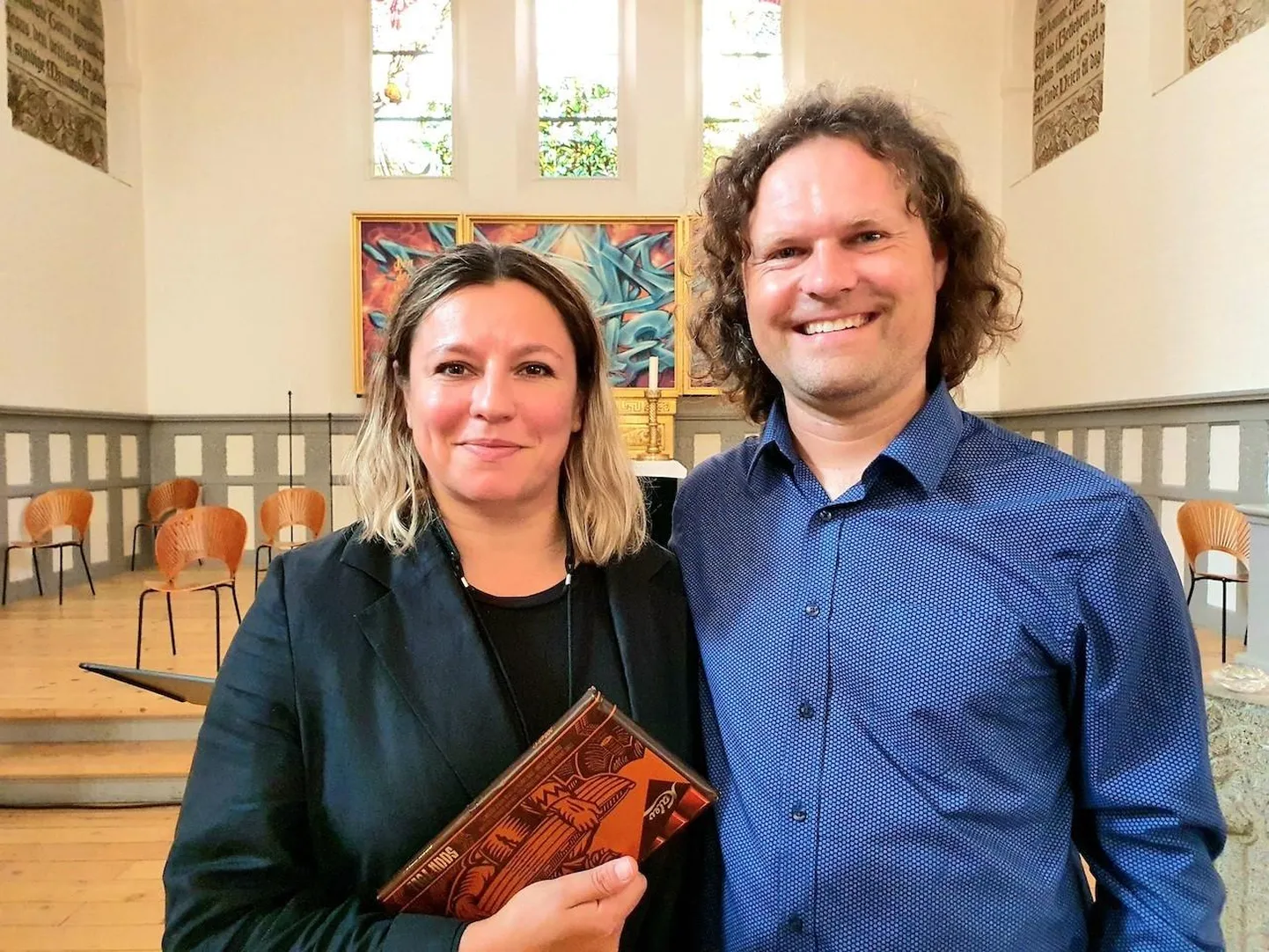 "Maarja missa" ettekanne Taanis Copenhageni Jazz festivalil juulis 2021. Maria Faust poseerib koos dirigent Endrik Üksväravaga.