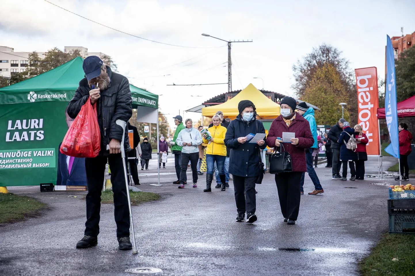 Prouad kampaaniatelkide meenetega: šokolaadide, lendlehtede ja helkuritega.