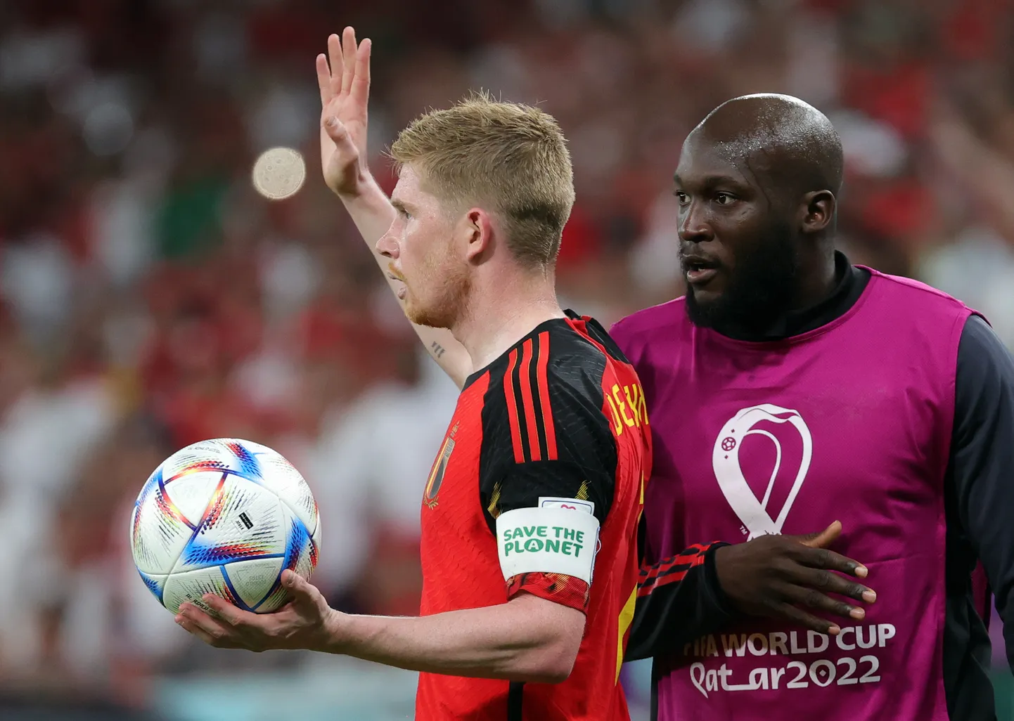 Kevin De Bruyne (palliga) ja Romelu Lukaku. Või tülitekitaja ja rahulepitaja.