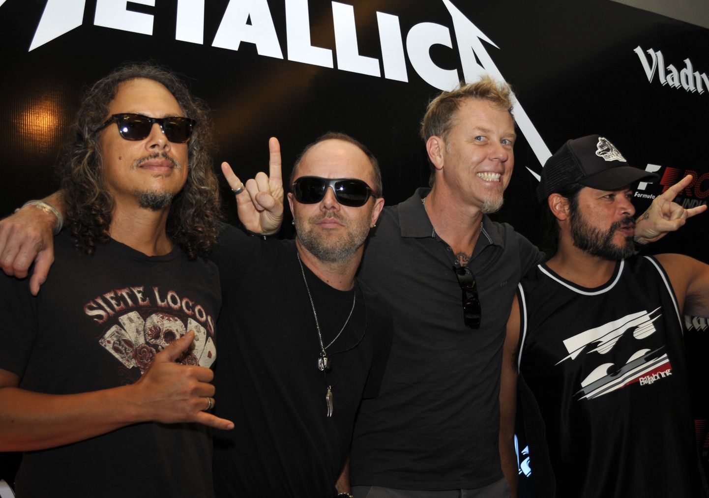 Metallica liikmed reedel New Delhis pressikonverentsil.