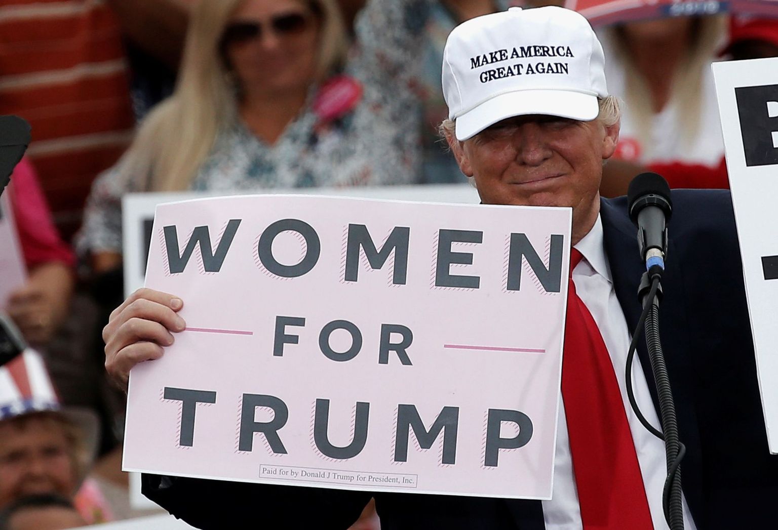 Donald Trump hoidmas plakatit «Naised Trumpi eest». Iroonia?