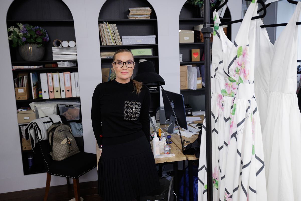 Mammu Couture'i looja ja disainer Maria Tammeorg oma moemajas.