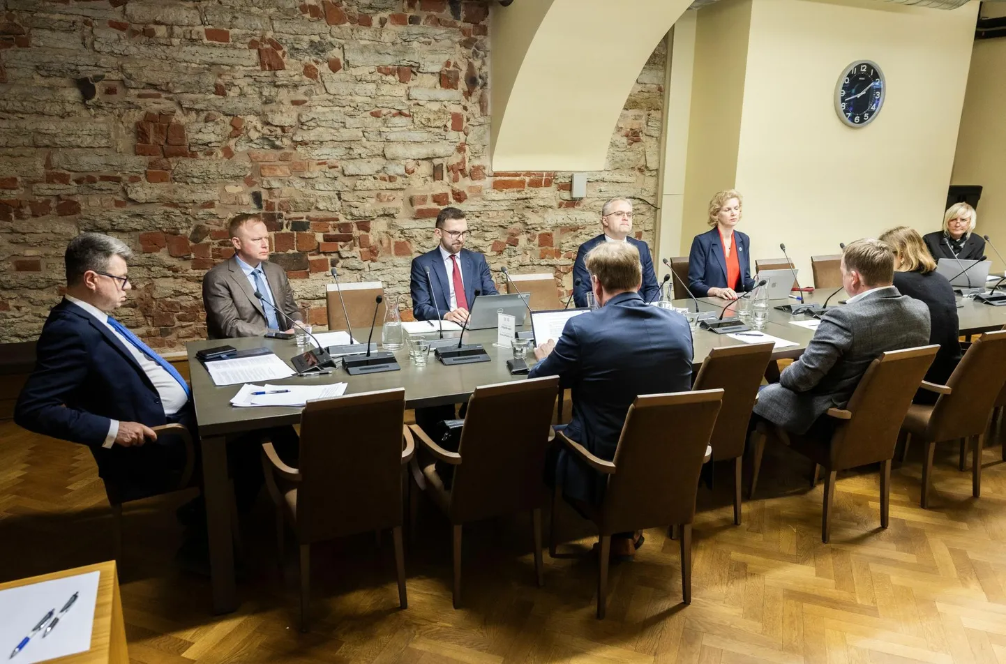 Riigieelarve kontrolli erikomisjoni istungil selgus, et paljude kliimaeesmärkide täitmisega seotud kohustuste maksumust ühiskonnale pole isegi umbkaudselt hinnatud.