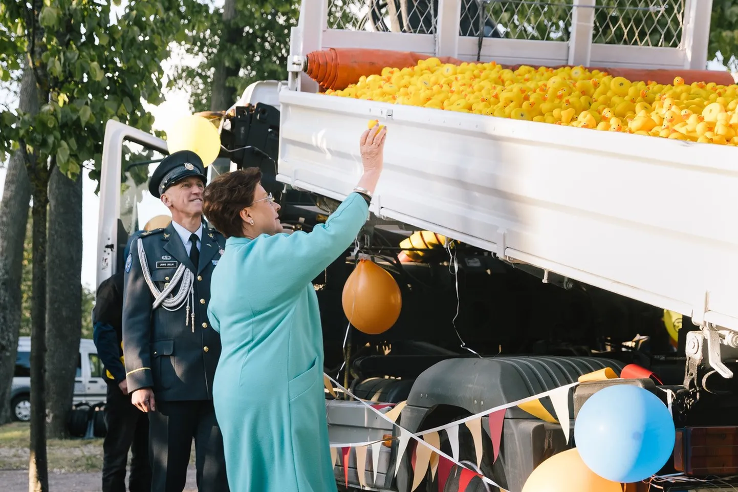 Sirje Karis pardirallil