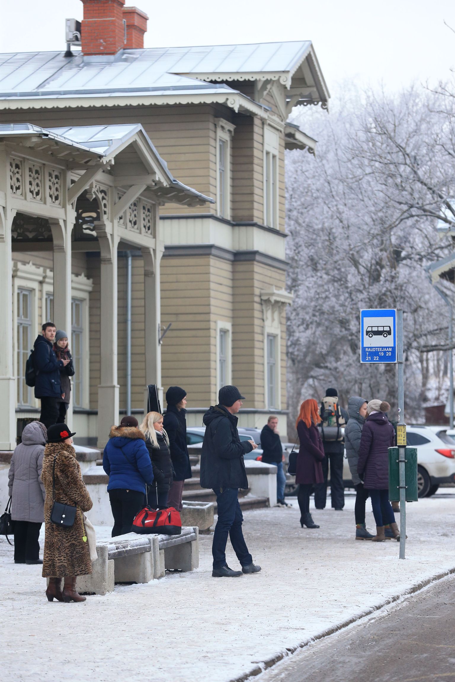 Reedel kell 16.41 Tallinnast Tartusse rongiga saabunud reisijatel tuli vaksalist kesklinna sõitvat linnaliinibussi nr 20 oodata viis minutit. Nädalavahetusel tuleb sama rongiga tulijatel bussi oodata aga 26 minutit.