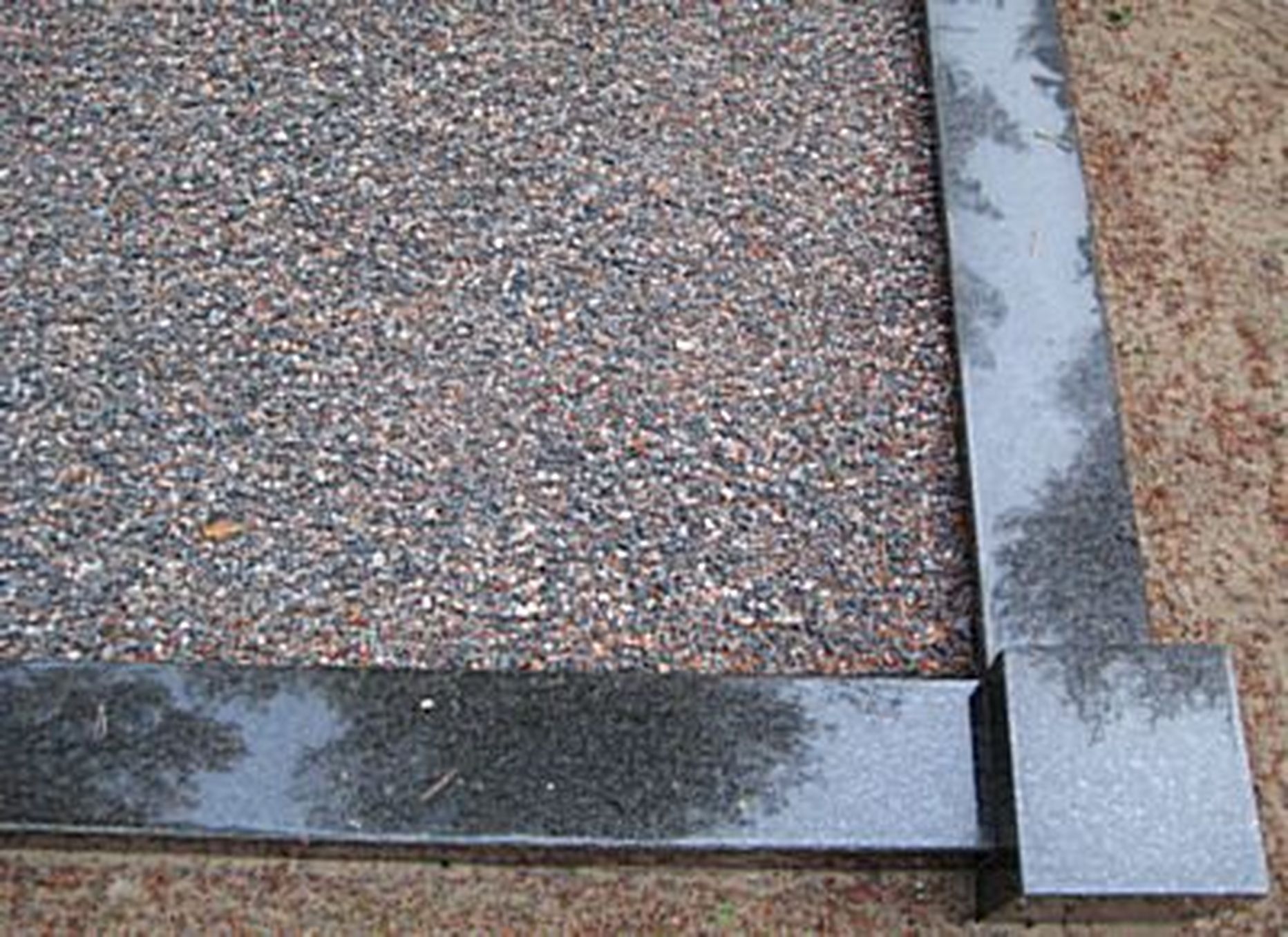 Graniidist valmis mooduläär, mida müüakse hauaplaatide firmades, plats ise on seest kaetud peene graniitkillustikuga.
