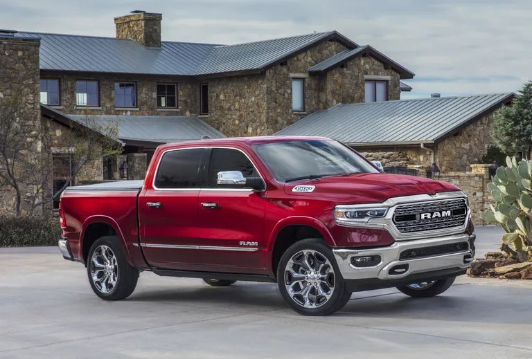 RAM zīmolam (modelis 1500 attēlā), kā arī Jeep klājas tīri labi