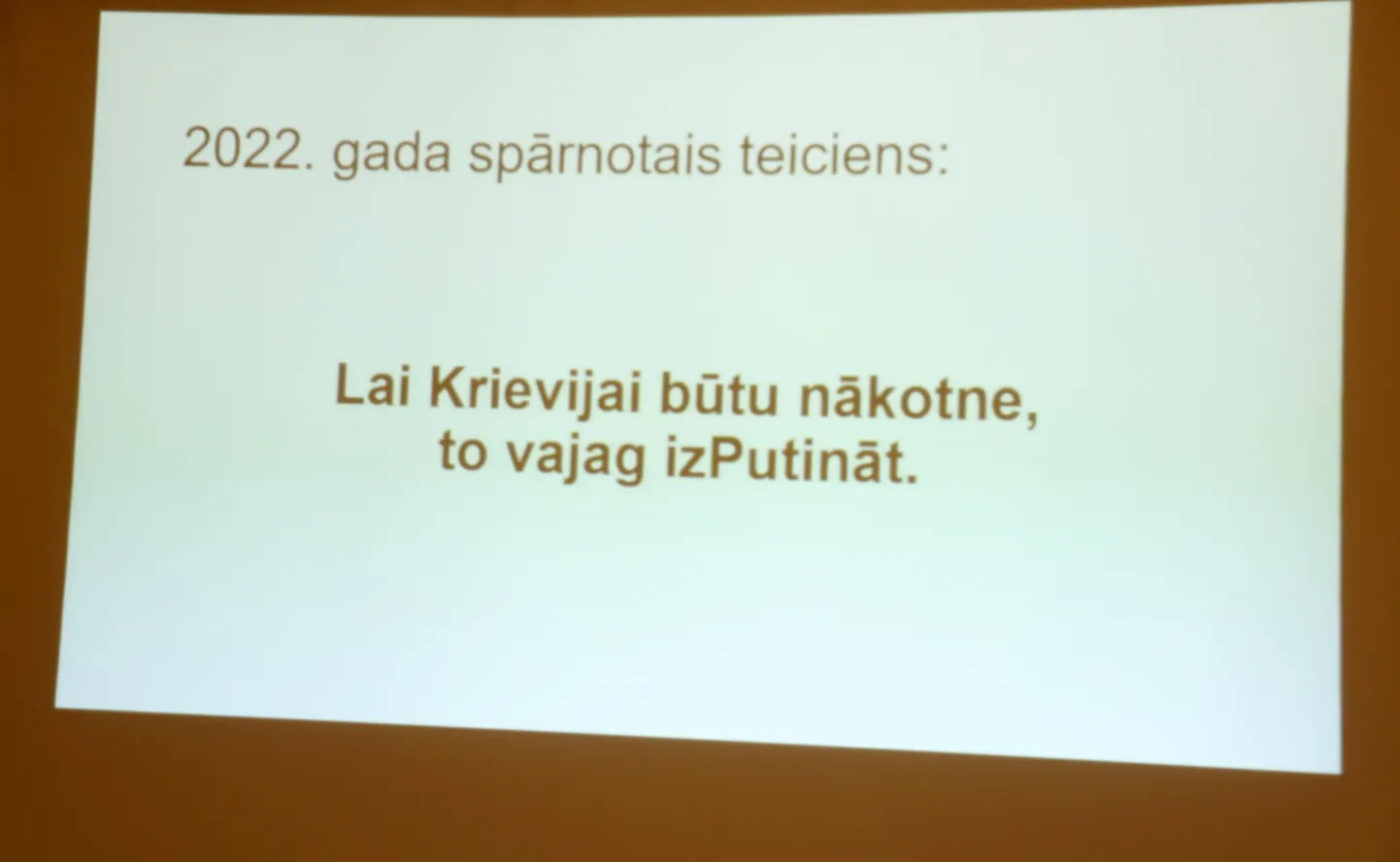 Крылатое выражение 2022 года в Латвии - "Чтобы у России было будущее, ее надо разорить" (в переводе теряется игра слов: "разорить" - izPutināt - отсылка к фамилии президента России Владимира Путина, то есть "Чтобы у России было будущее, ее надо деПутинизировать").