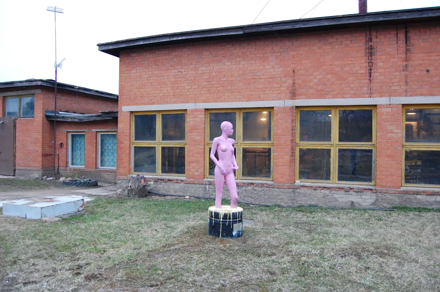 Kolga-Jaani vallavalitsus ja „Erisaade” püstitasid 2008.a. oktoobris Iglesiase-Anetile ausamba, peale Anetti lausutud surematuid sõnu: „Ma ei ole tühine inimene. Tühised inimesed on võib-olla Kolga-Jaanis, kuigi ma usun, et igas inimeses on midagi head".