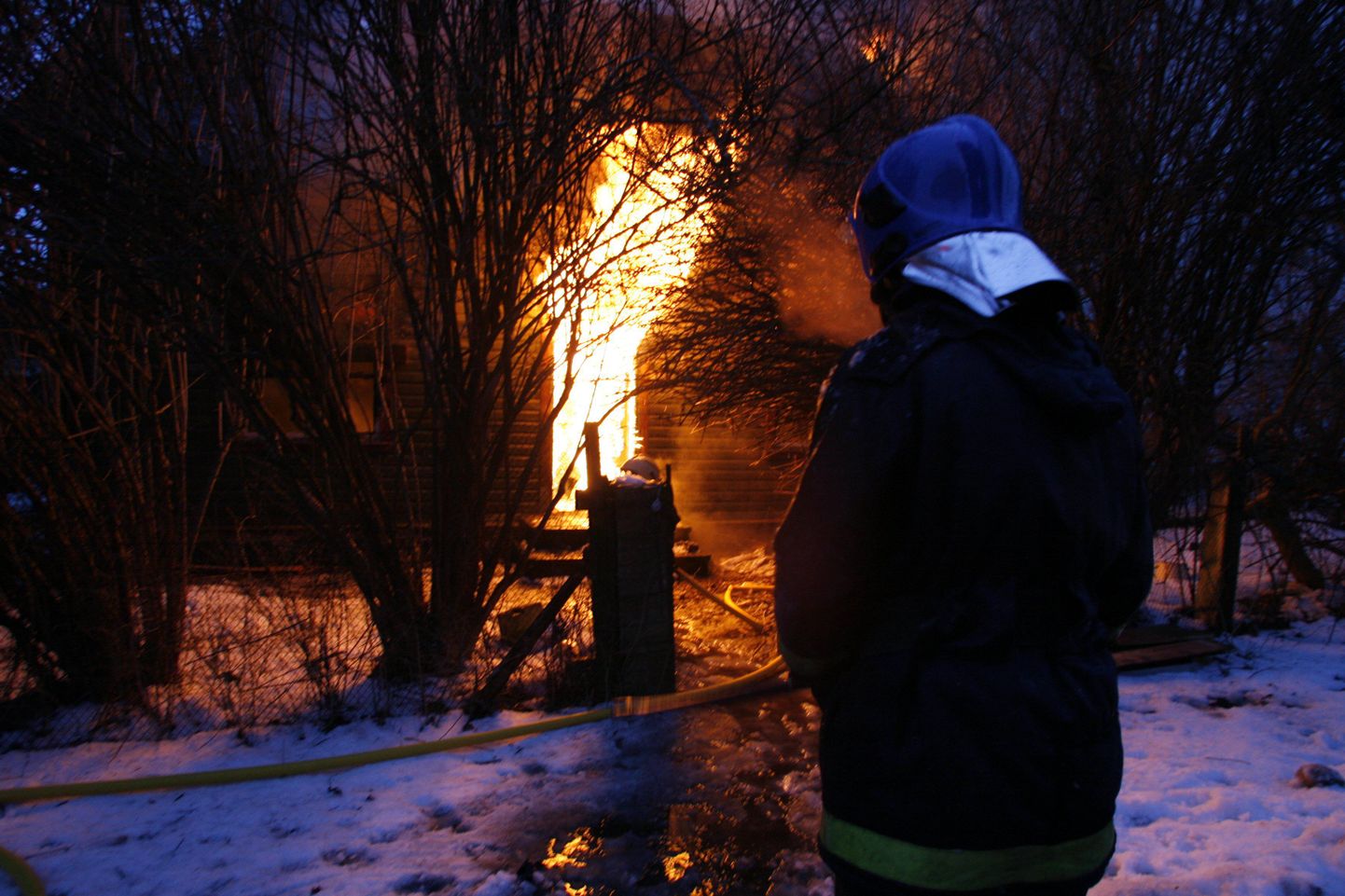 Eramajade rajoonis põlenud elamut käis kustutamas seitse päästeautot.