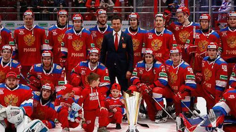 Ротенберг в окружении игроков сборной России.
