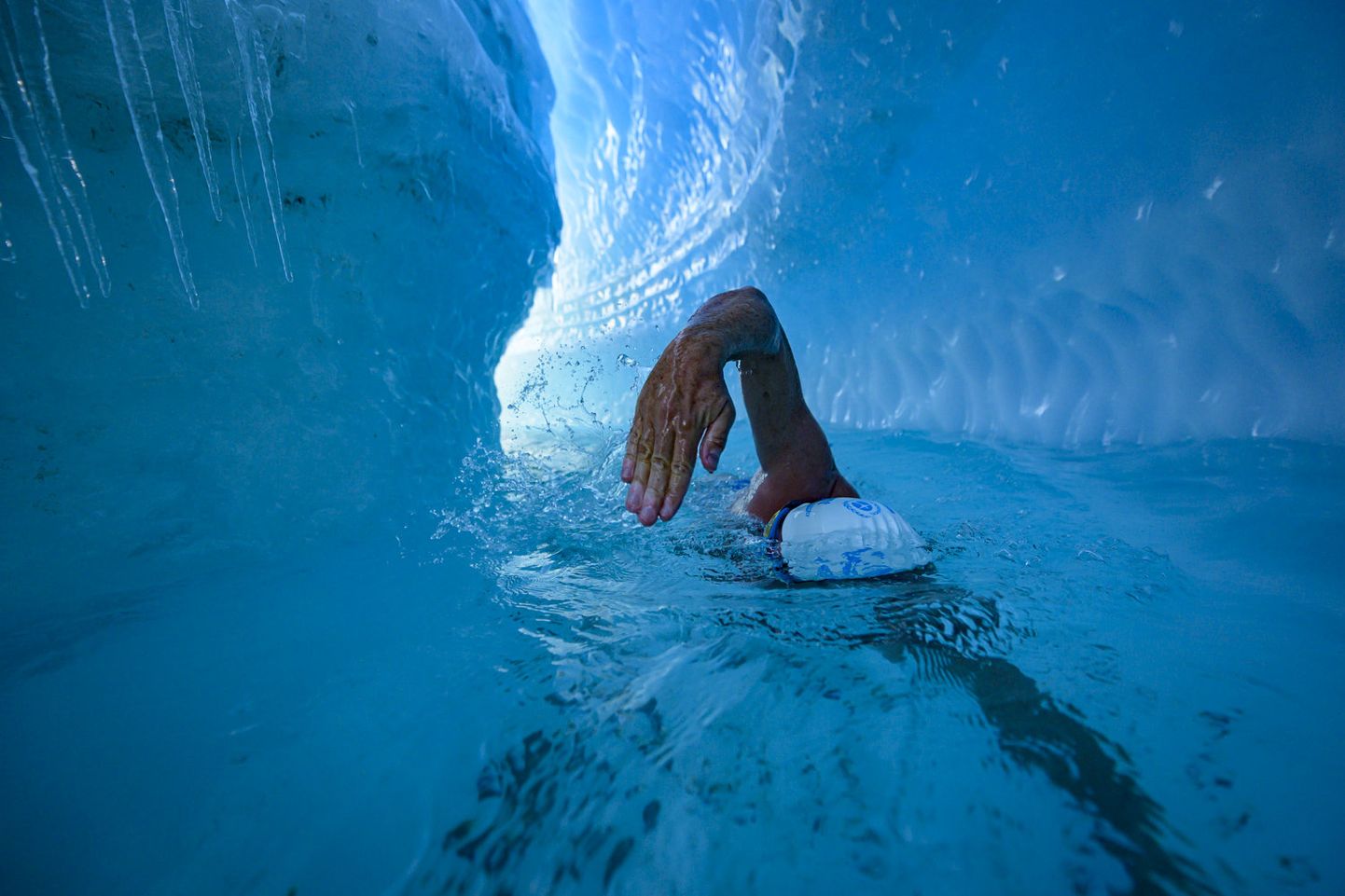 Lewis Pugh ujumas Antarktikas jää sulamisveest tekkinud järves