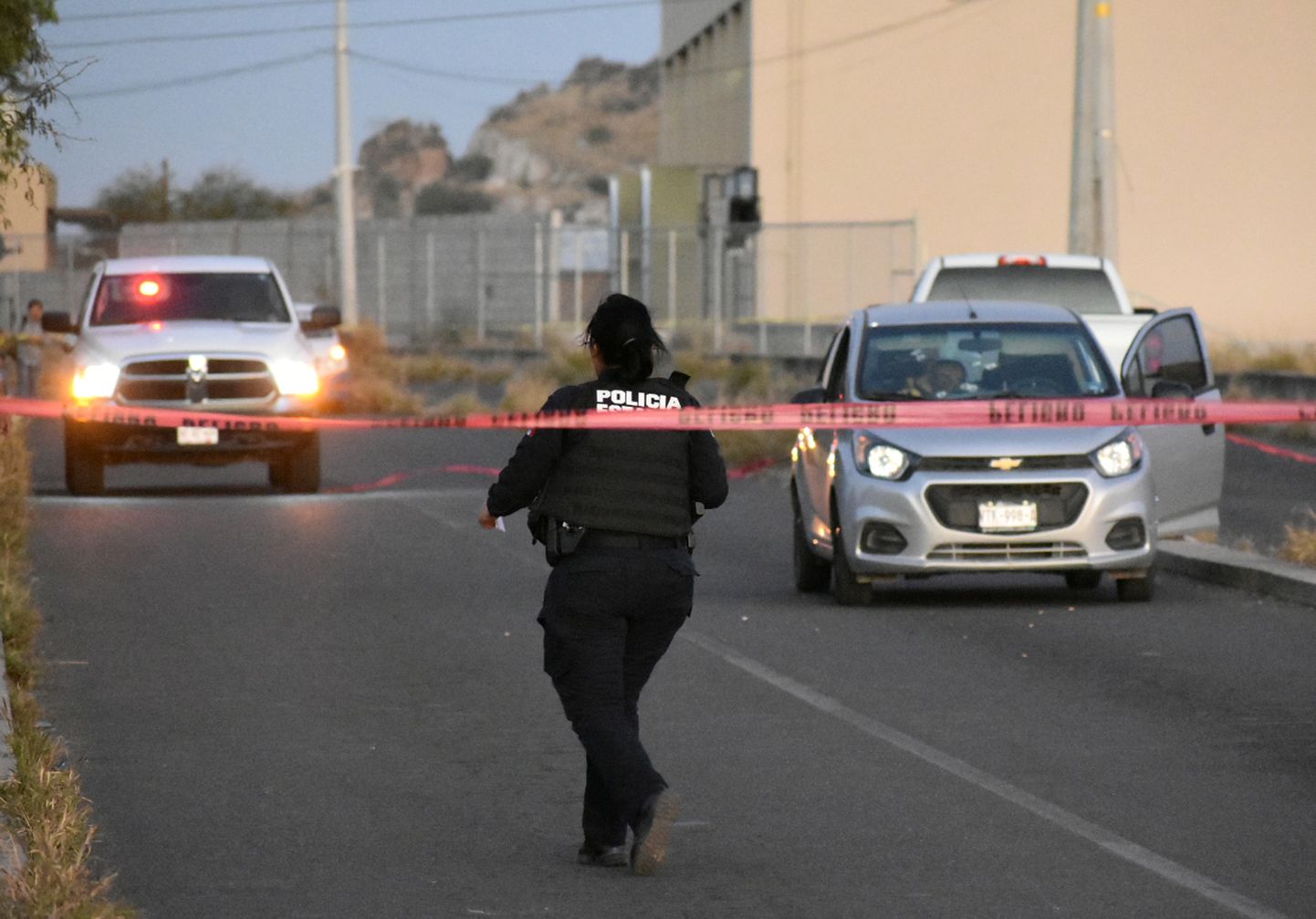 NB! Pildi sisu võib olla häiriv! Mehhiko politseinik kuriteopaigal Hermosillos 2019. aasta 16. veebruaril, kui kurjategijad tapsid mehhiko raadiodiktori Reynaldo Lopeze, kelle surnukeha võib näha taamal autos. Kohaliku meedia teatel sai Lopez koheselt surma ja temaga koos olnud spordiajakirjanik Carlos Cota Rubio raskelt haavata, kui relvastatud mehed nende pihta tule avasid.