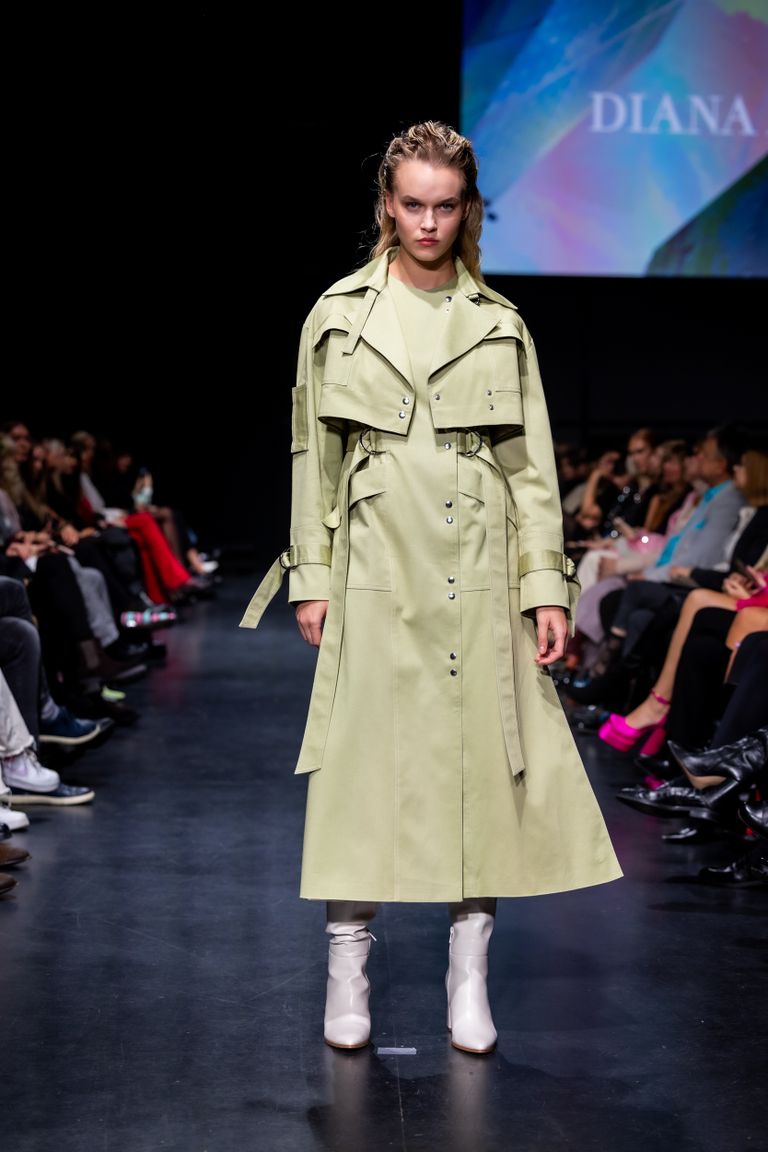 Diana Arno trench-coat, täiesti omanäoline, kuid ometi moeklassik.