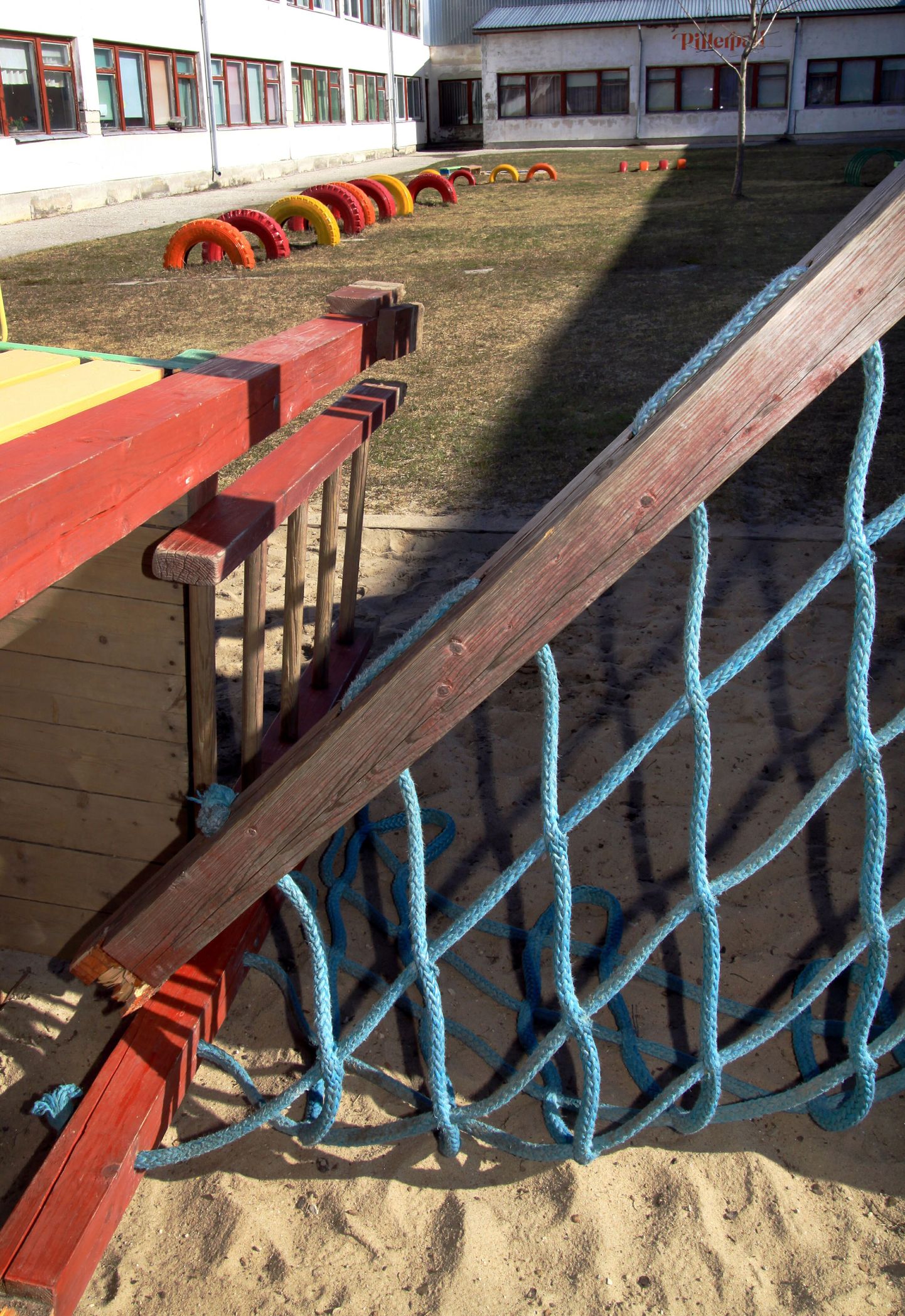 Vandaalid lõhkusid lasteaia Pillerpall juures laste ronimislinnaku.