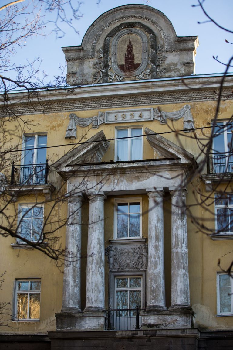 Богато украшенный символикой дом для высшего офицерского состава Советской армии на углу улиц Койду и Планеэди. В народе дом зовут сыном Кремля. Фото:
