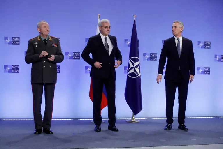 Vene asekaitseminister Aleksandr Fomin, Vene asevälisminister Aleksandr Gruško ja NATO peasekretär Jens Stoltenberg NATO-Venemaa nõukogu kohtumisel Brüsselis.