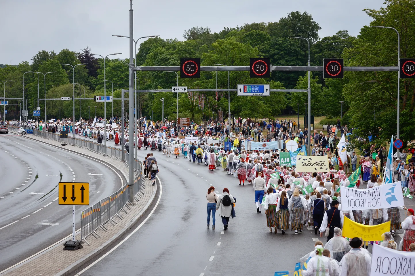 Noorte laulu- ja tantsupidu: rongkäik.