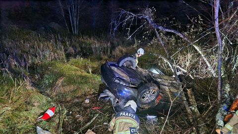 GALERII ⟩ Vesiliu tõttu juhtunud Audi õhulennus sai kolm noormeest viga