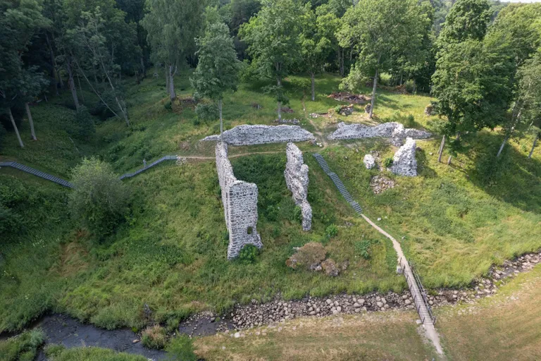 Väljakaevamised Tarvastu ordulinnuses.