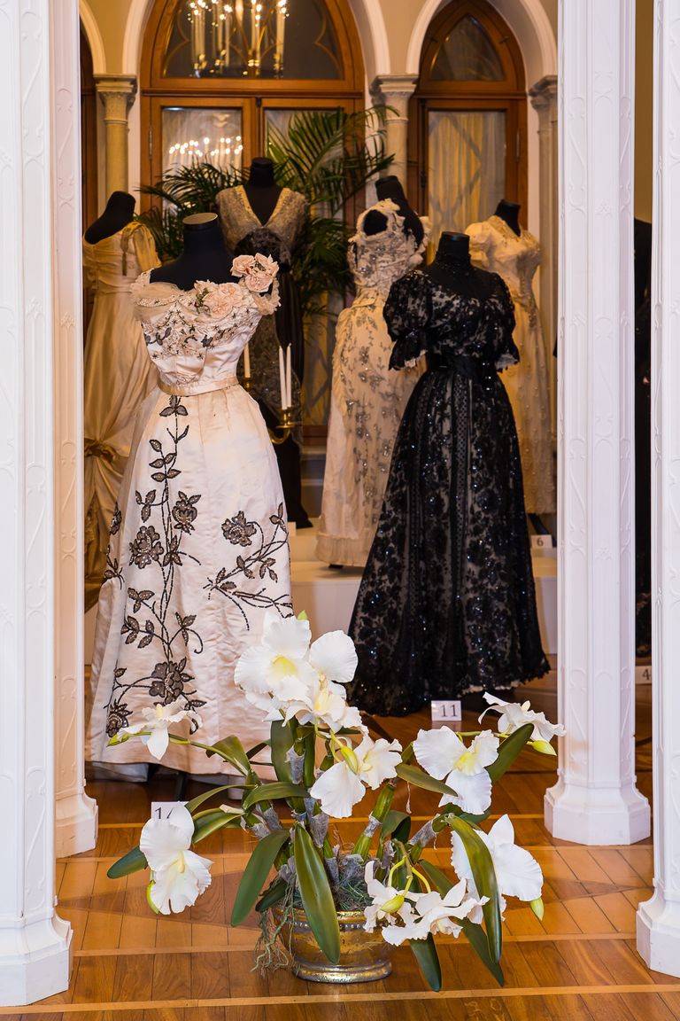 Выставка бальных платьев из коллекции Александра Васильева в замке Фалль