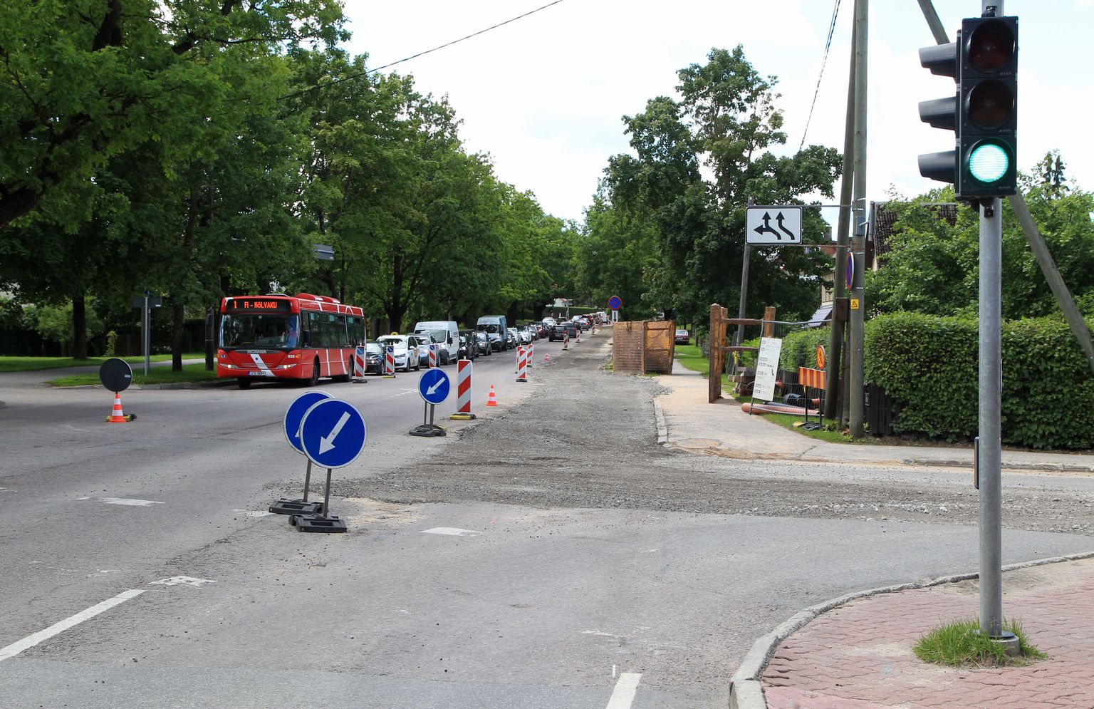 Väga tiheda liiklusega Riia tänav on Lunini ristist kuni Soinaste tänavani sellel nädalal liikluseks suletud.