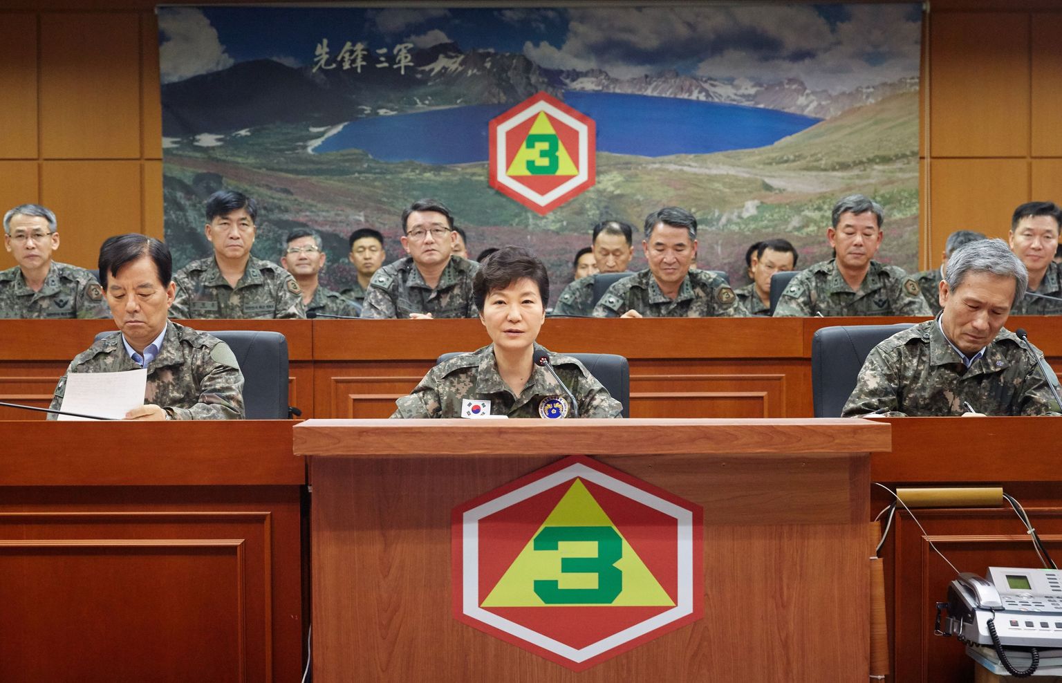 Lõuna-Korea president Park Geun-hye (keskel)koos kõrgemate sõjaväelastega
