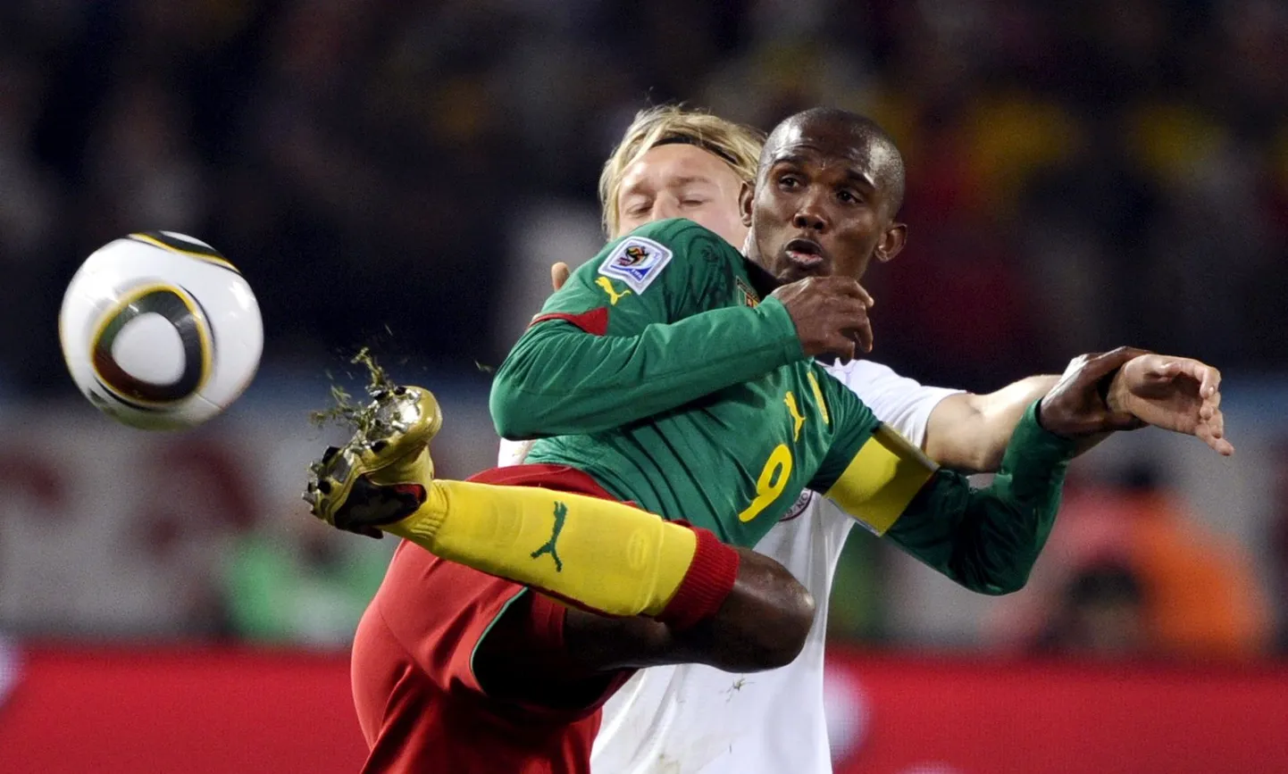 Simon Kjaer ja Samuel Eto'o (ees)