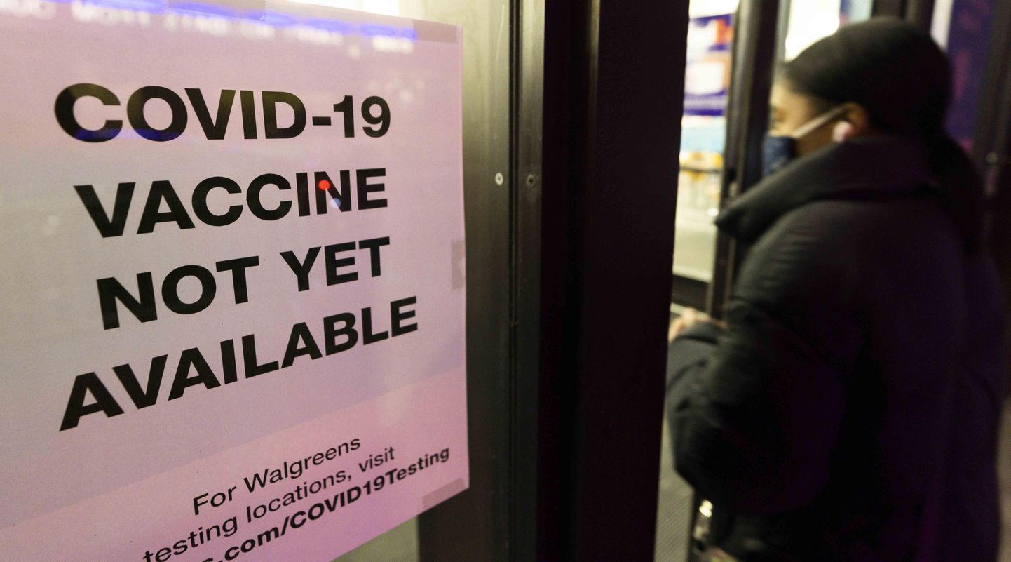 Maskis kodanik möödub New Yorkis apteegi aknal olevast sildist, mis annab teada, et koroonavaktsiini veel saadaval ei ole (1.detsembril 2020)