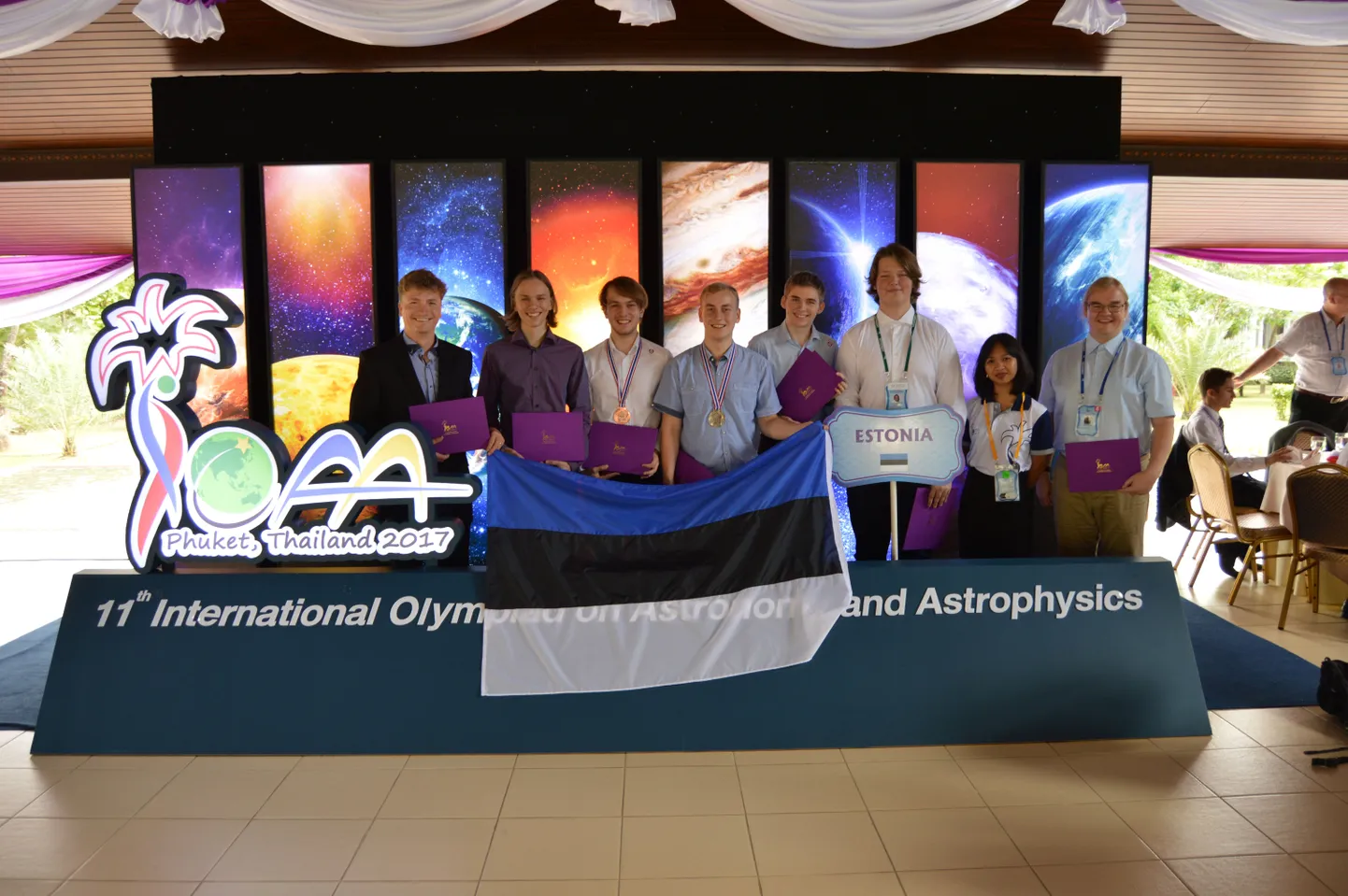 Eesti võistkond rahvusvahelisel XI Astronoomia ja astrofüüsika olümpiaadil. Pildil vasakult: Tiit Sepp (juhendaja), Kaarel Kivisalu, Nikita Poljakov, Richard Luhtaru, Hannes Kuslap,  Jarl Patrick Paide, Nithithip Thongdeeying (õpilaste giid) ja Tõnis Eenmäe (juhendaja).
