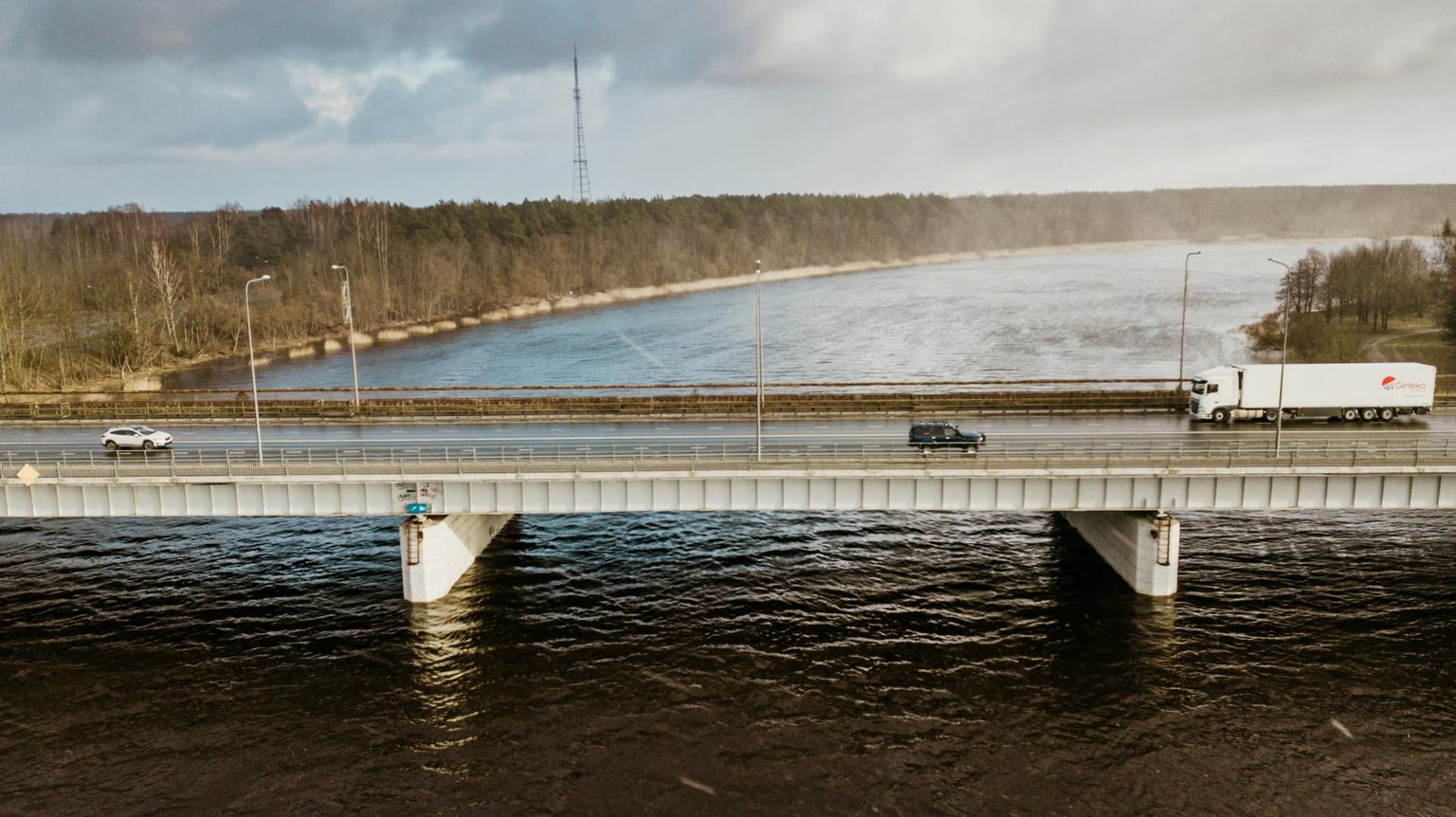 Asfaltkatte kulumiskiht vahetatakse välja Pärnu Papiiniidu sillalgi, samuti asendatakse silla vuugid.