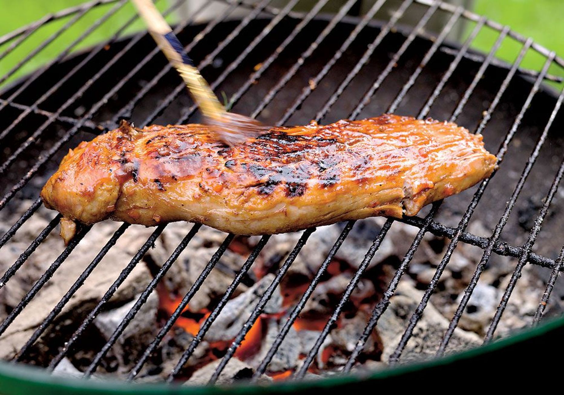 Парное мясо,  приготовленное на углях, может получиться жестковатым. Лучше выбрать охлажденную вырезку.