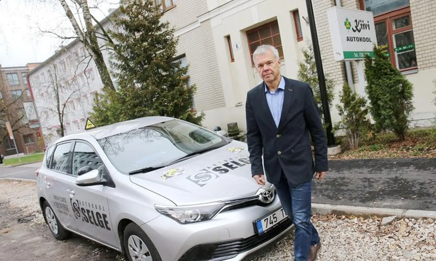 Руководитель автошкол "Kiivi" и "Selge" Мадис Ютт говорит, что его ученики уже сейчас в среднем проходят 35 уроков вождения, поэтому увеличение обязательных уроков вождения до 30 проблему очередей не решит.