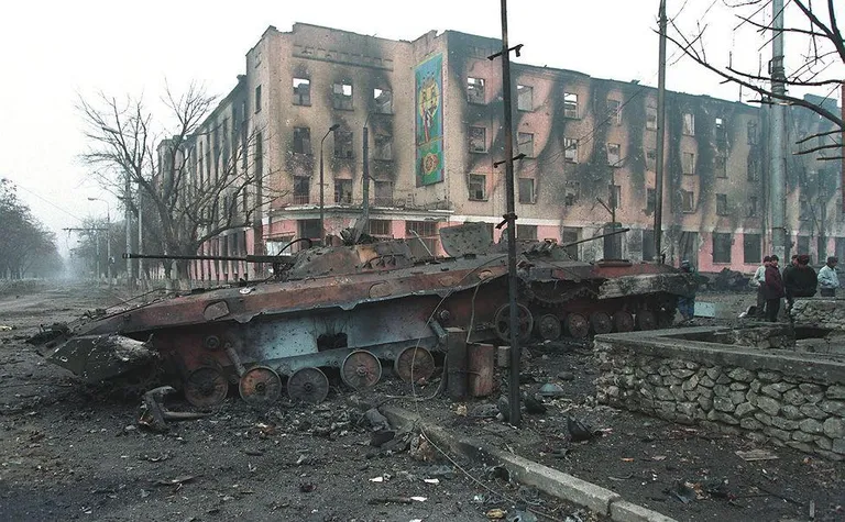 Сожженный БТР в центре Грозного.