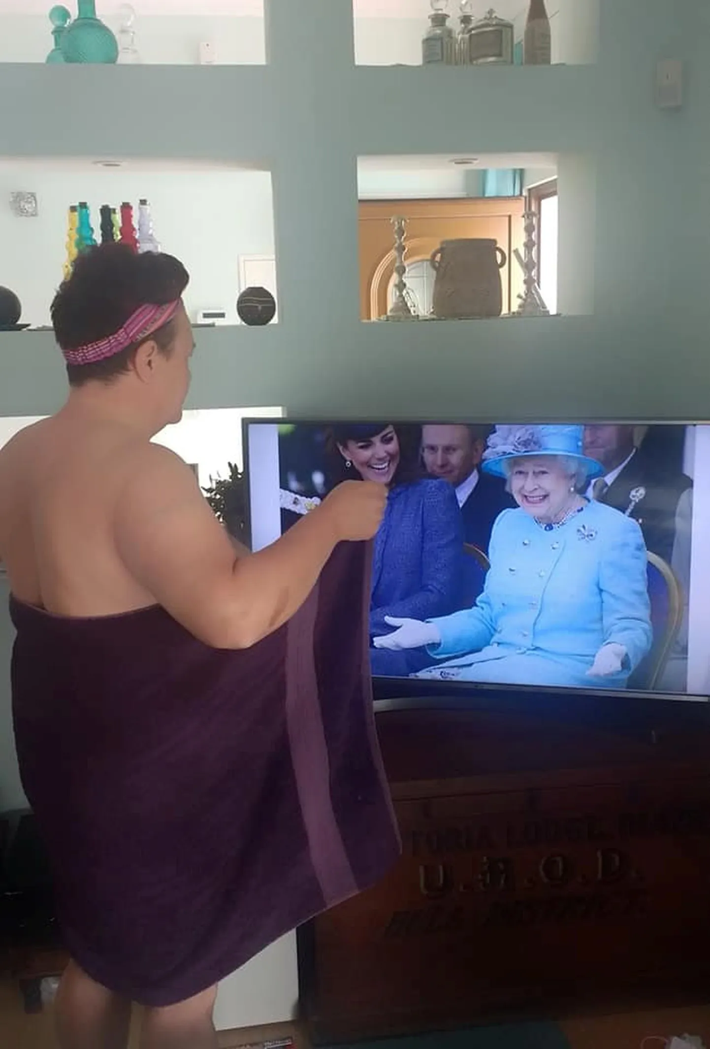 Isolatsioonis aega veetev Alison leidis viisi, kuidas enda ja teiste päeva natuke rõõmu tuua ning poseeris alasti kuninganna Elizabeth II ees.