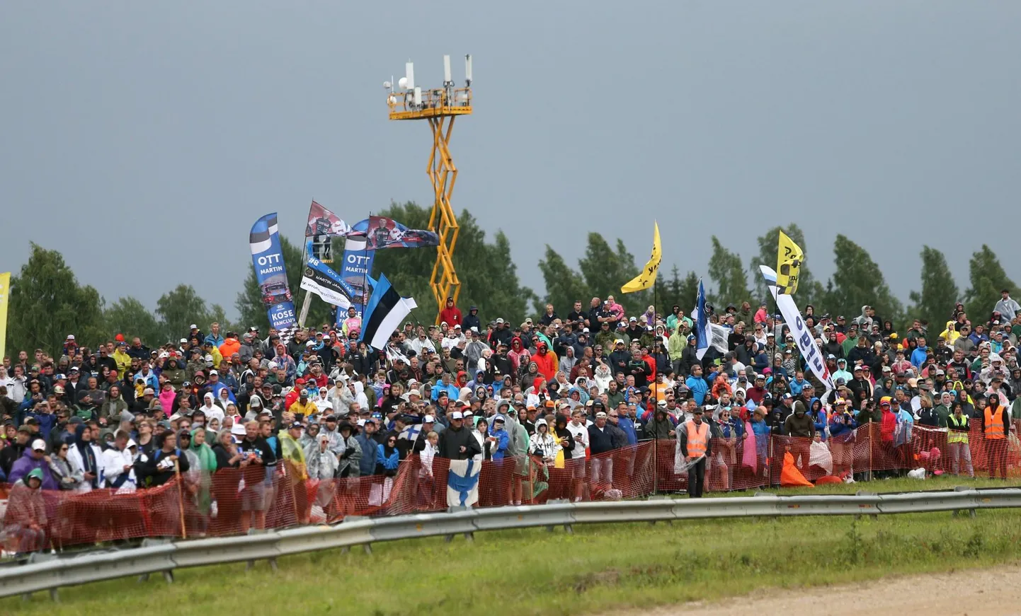 Rally Estoniale kogunes suurel hulgal fänne, kelle seas oli ka välismaalasi.