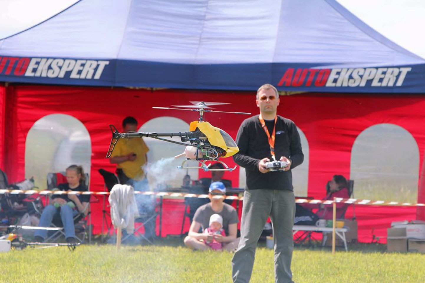 Kopteriklubi juhatuse esimees Indrek Hiie demonstreerib üht oma lennuvahendit.