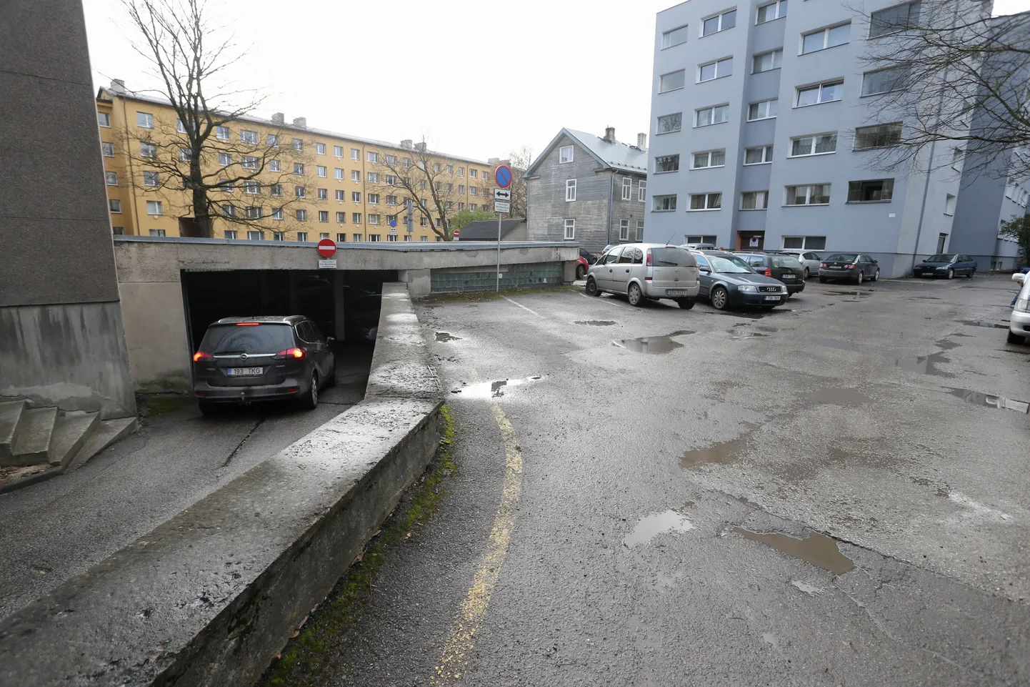 Kui sotsiaalkindlustusamet otsustab kolida Tartu maavalitsuse hoonesse, siis tuleb selles riigiasutuses käivatel inimestel parkimiskohta otsida tikutulega: hoone tagant pääseb kümmekonda autot mahutavasse maa-alusesse parklasse ja õues on veel mõned parkimiskohad, mis enamasti on täis.