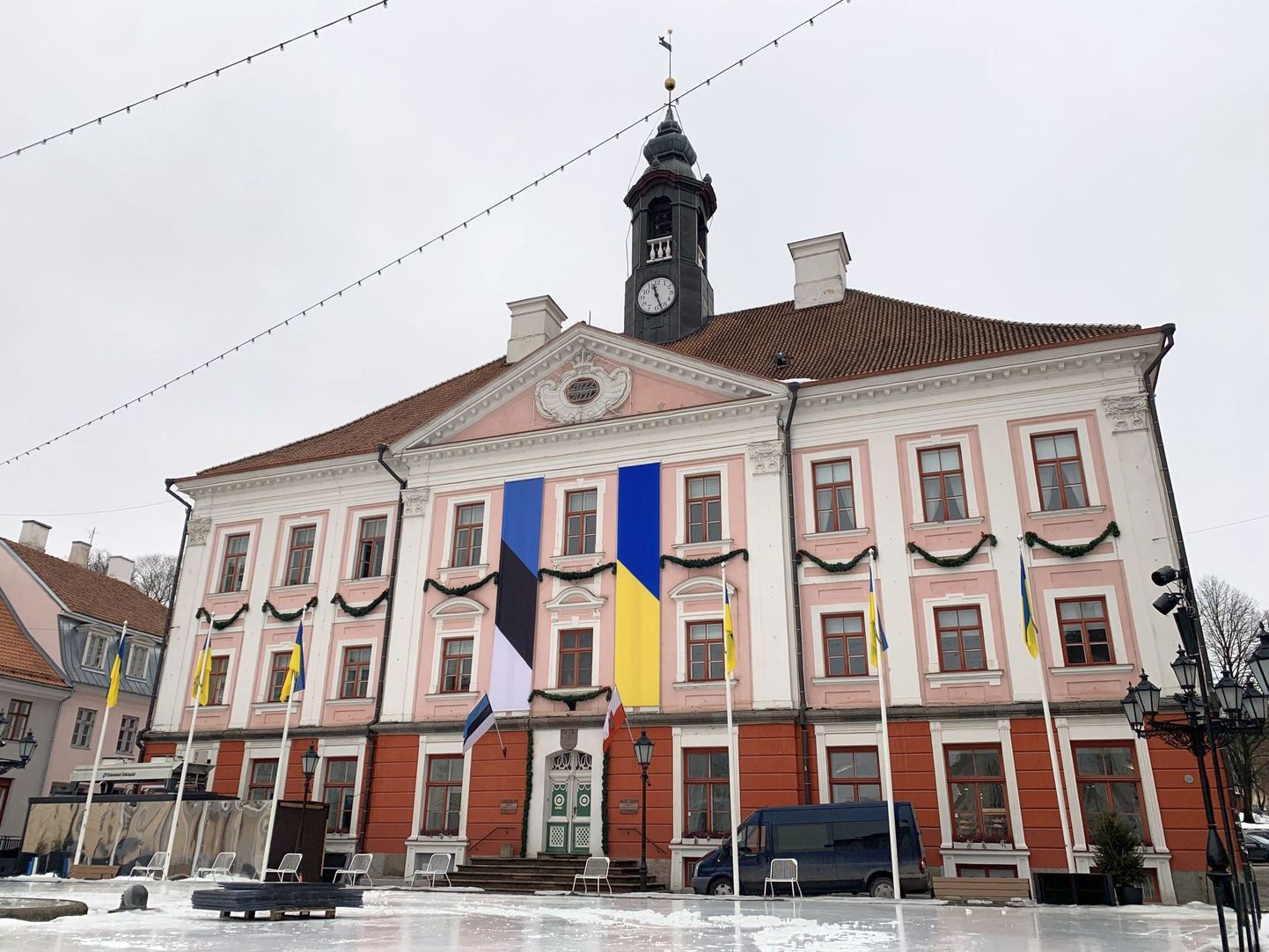 Ukraina värvid Tartu raekojal.