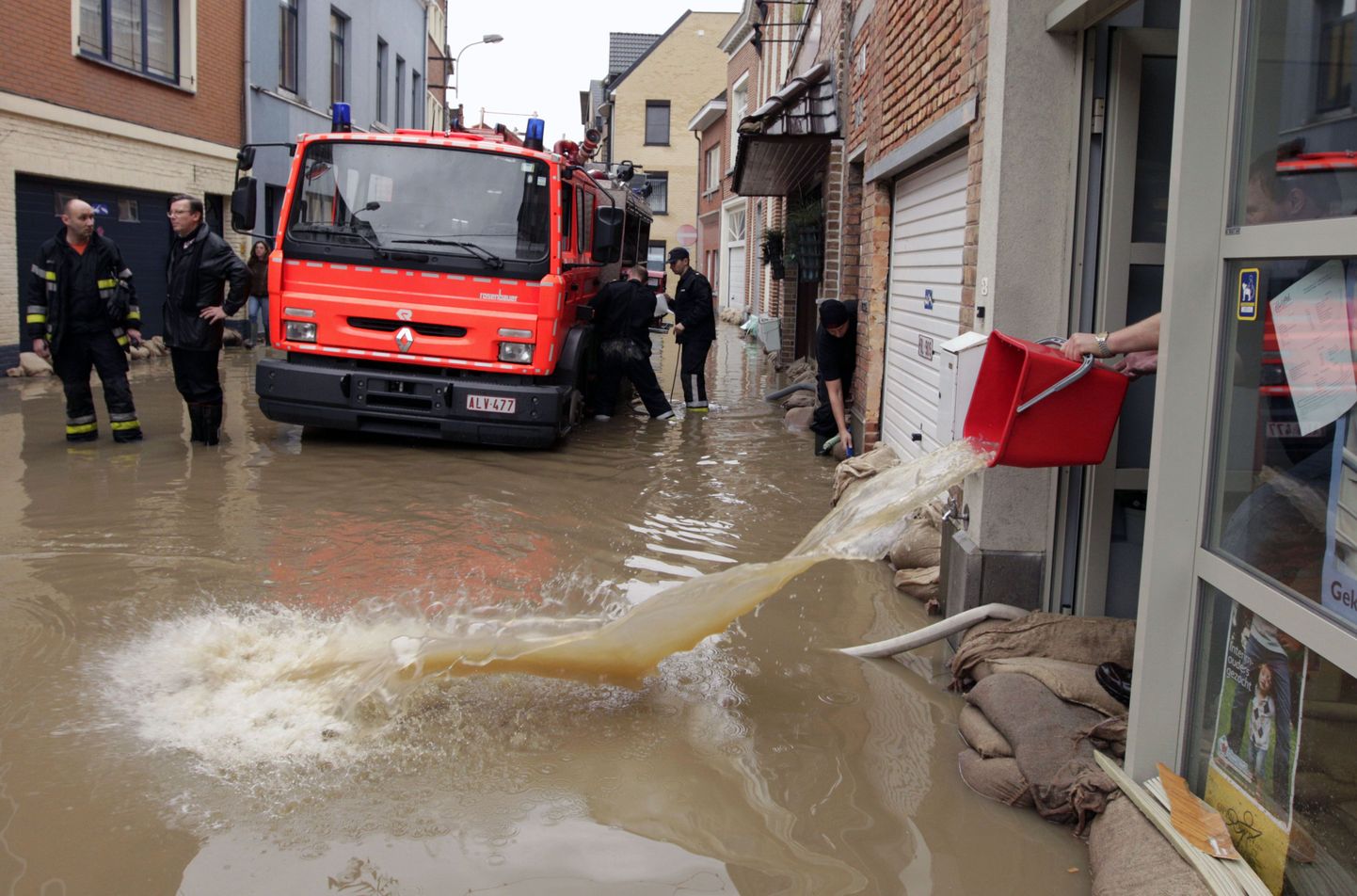 Üleujutatud linnatänav Belgias Geraardsbergenis.