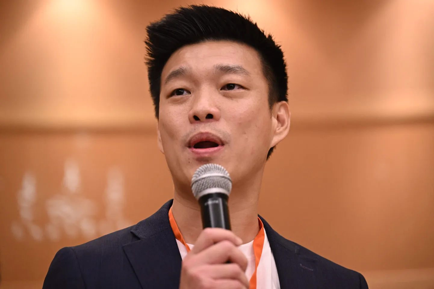 Tai laialisaadetud peamise opositsioonierakonna teise nime all uue tulemise 
värske juht Natthaphong Ruengpanyawut.