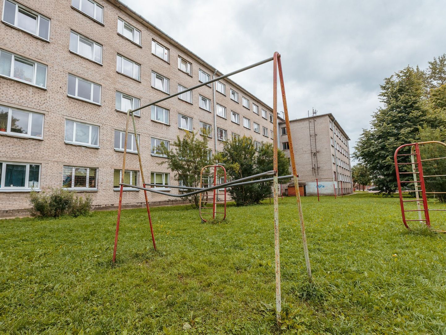 Ühiselamu Narvas aadressil Energia 6, kust naise surnukeha leiti.
