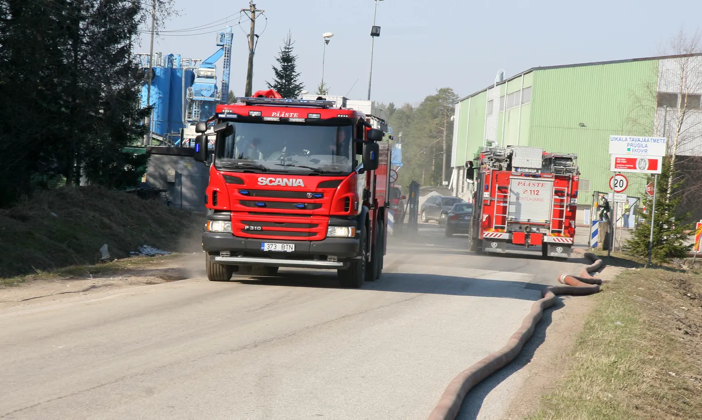 Päästemeeskonnad töötasid Uikala prügilas veel eile päevalgi, kui suurem tulekahju oli juba lämmatatud.