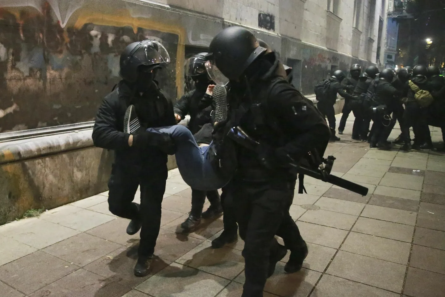 Politsei vahistamas protestijaid 3. detsembril 2024. aastal.