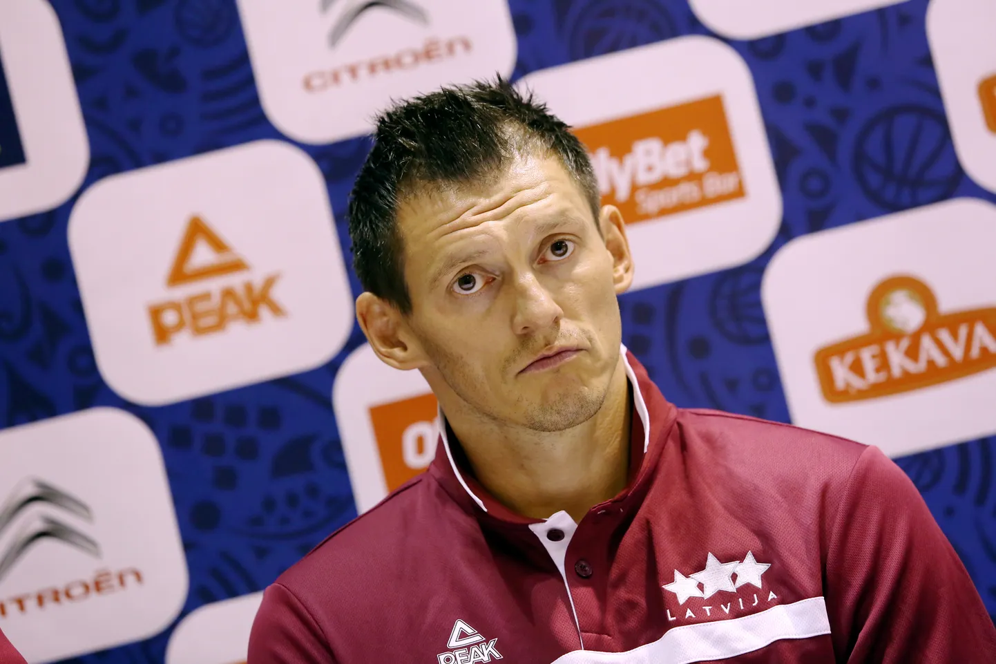 Latvijas vīriešu basketbola valstsvienības kapteinis Jānis Blūms piedalās preses konferencē.