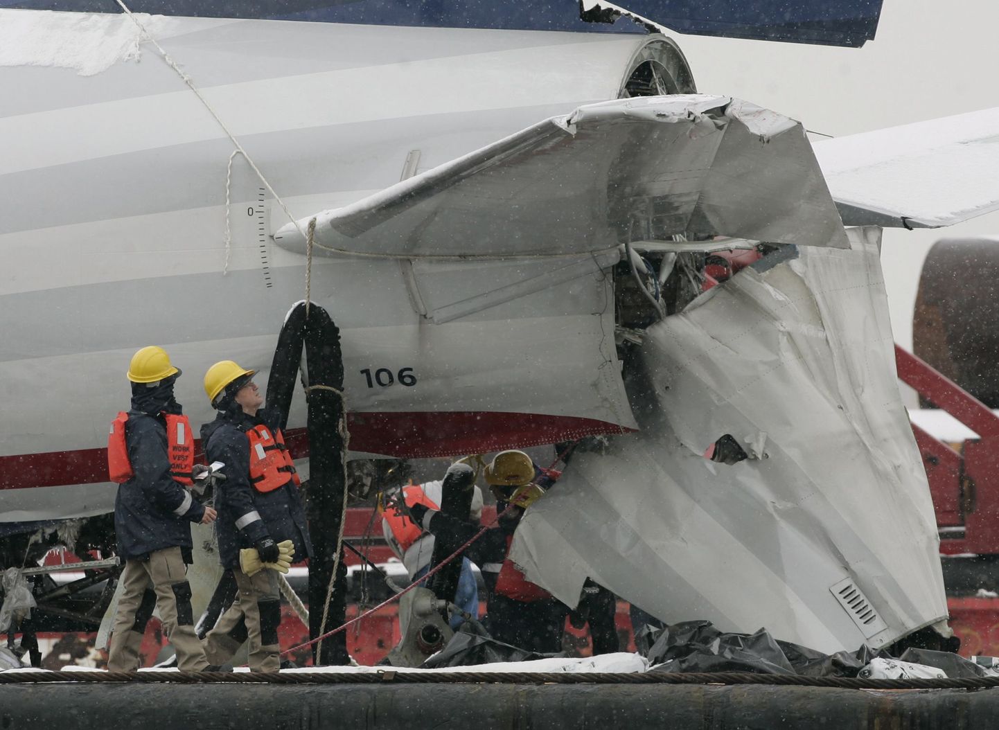 USA riikliku transpordiohutuse uurijad hädamaandumise teinud lennuki juures.