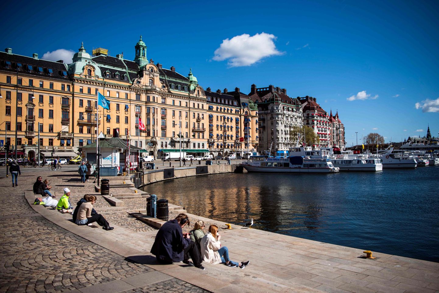 Nädalavahetusel sooja ilma nautinud rootslased Stockholmis. Rootsi ei ole kehtestanud koroonaviiruse pandeemiaga võitlemiseks rangeid reegleid nagu on teinud enamik Euroopa riike.