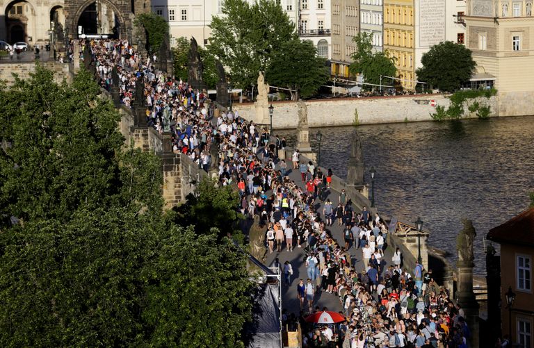 Tšehhi pealinna Praha Karli sillale pandi 500-meetrine laud, mille taga inimesed, kes tulid tähistama koroonakriisi lõppu, süüa ja juua.