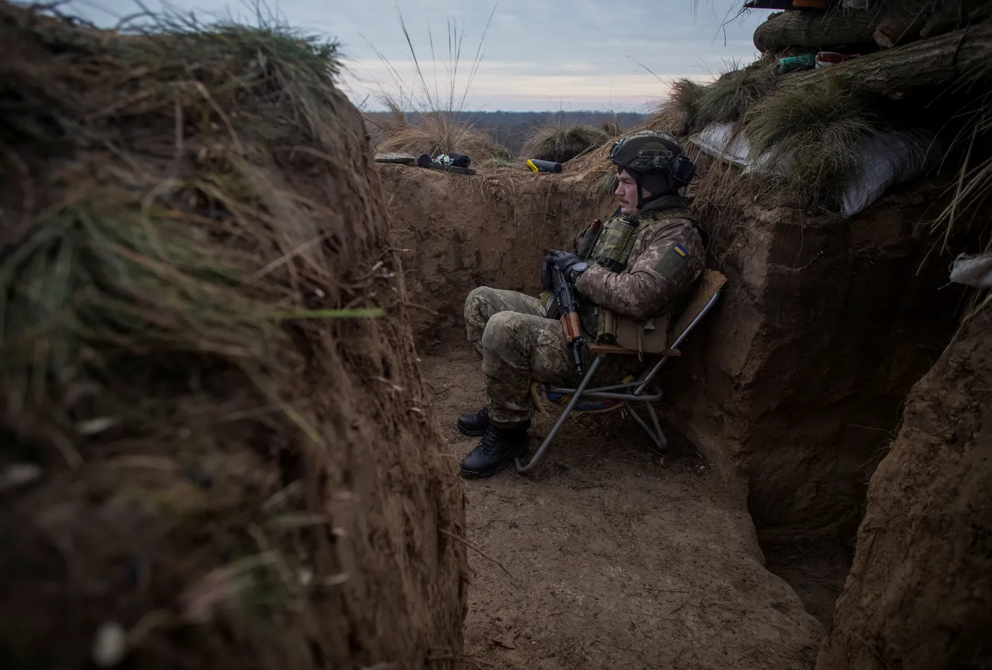 Ukraina sõdur Hersoni oblastis rindejoonel asuvas kaevikus.