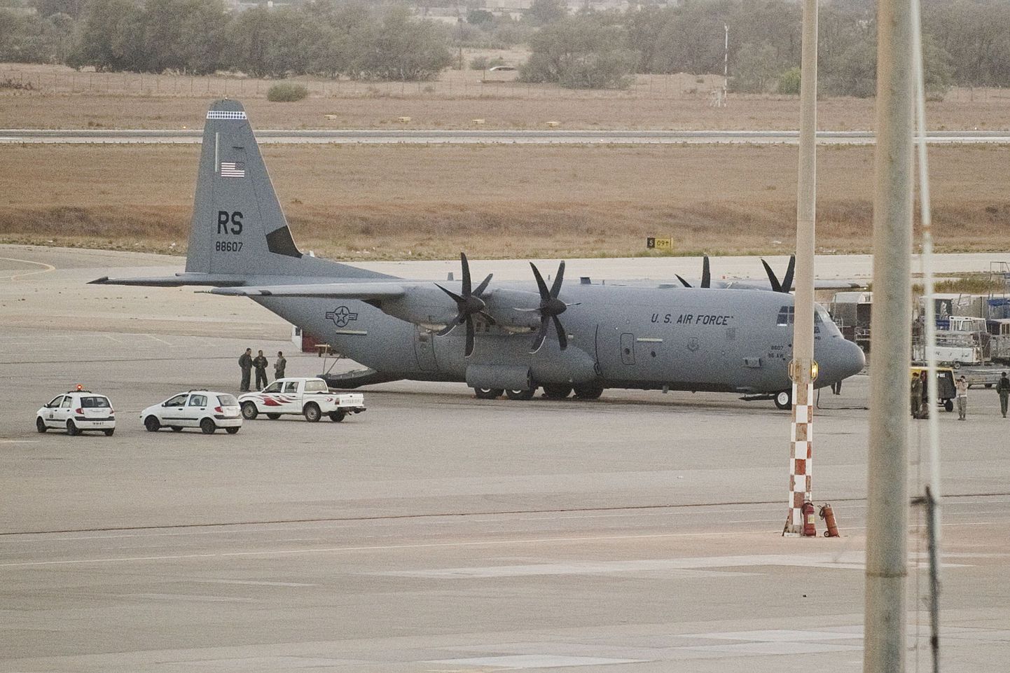 USA lennuväele kuuluv C-130 Hercules Tripoli lennuväljal, kuhu see tõi eriüksuslasi.